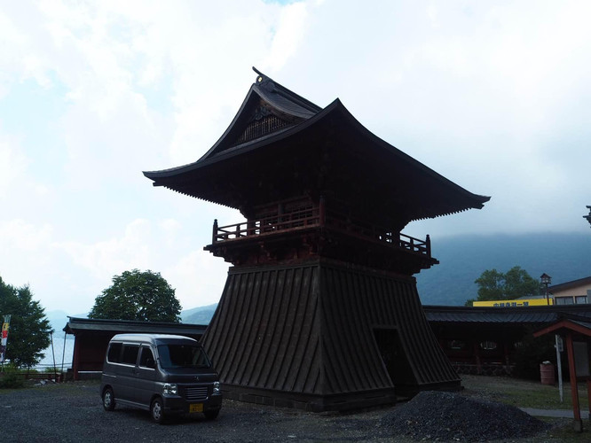 中禅寺湖                                 男体山