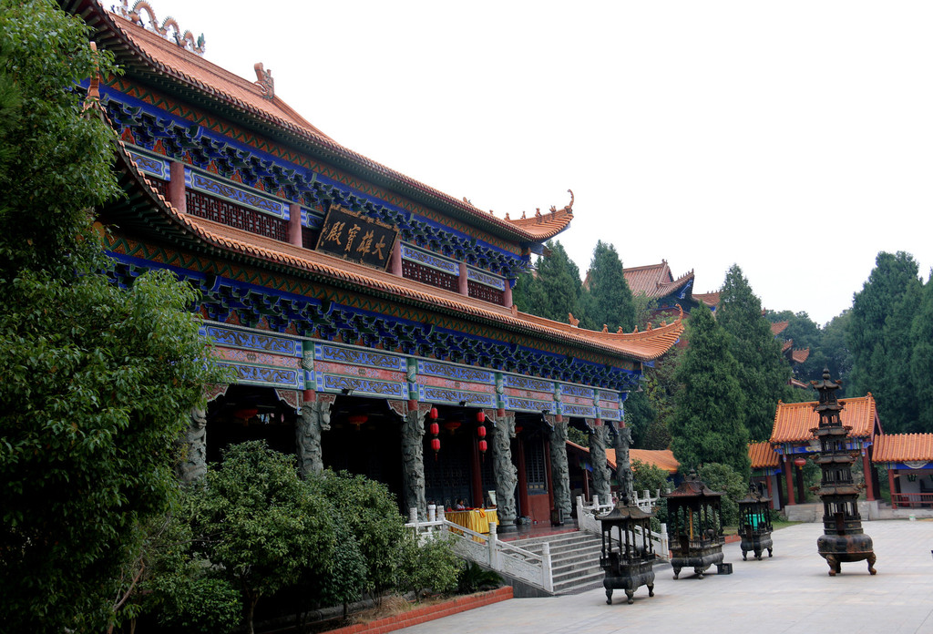 郊 20 公里处,坐落在武汉市江夏区风景秀丽的龙泉山景区天马峰南麓
