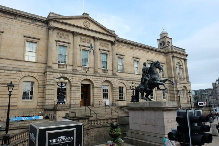 hotel,苏格兰议会广场,乔治四世的雕像,门前矗立着赫赫有名的威灵顿