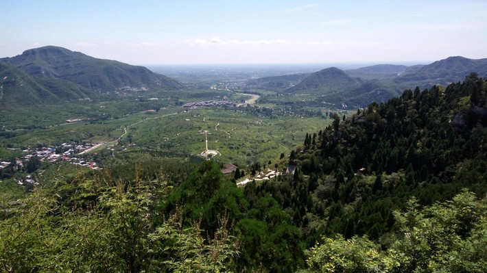         南面平原,两山环抱,风水