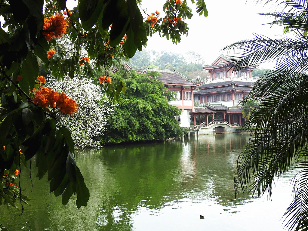 青秀山风景名胜旅游区面积约13平方公里非常大,建议游玩一天.