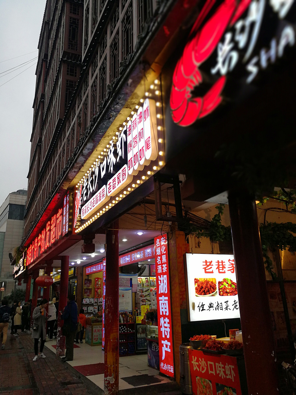 过去是一座祭祀火神的庙宇,现在已成为了驰名中外的"中华老字号"企业