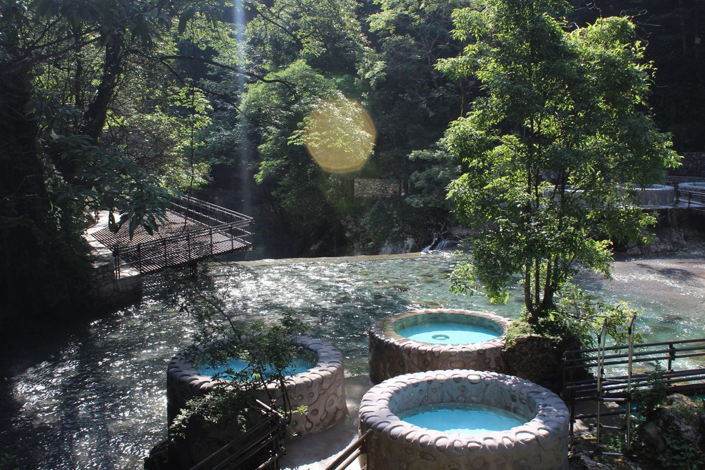 凉山州旅游,世界最大温泉瀑布——螺髻九十九里