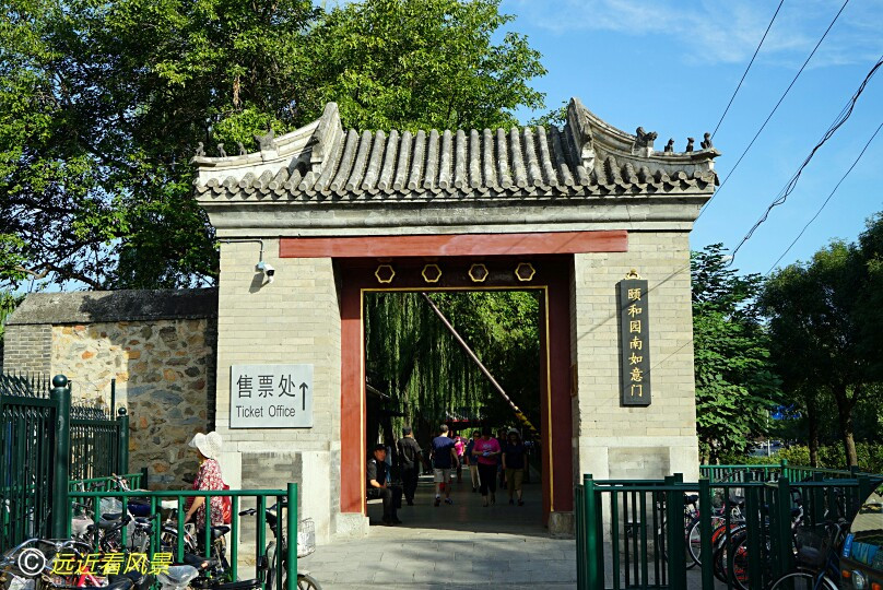      清晨,从南如意门进入颐和园