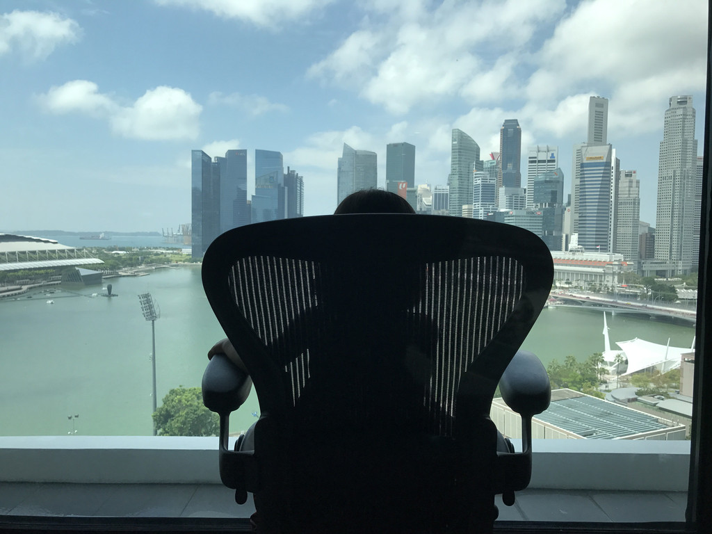 一早起床,先来个霸道总裁背影!