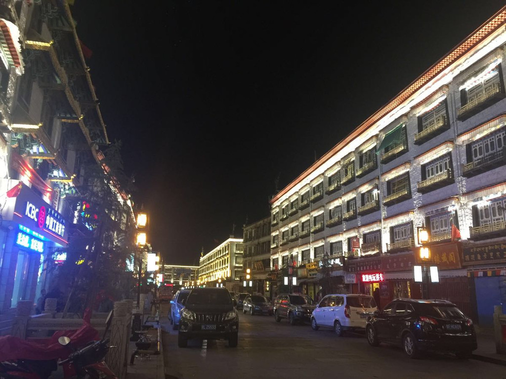                      八廓街夜景