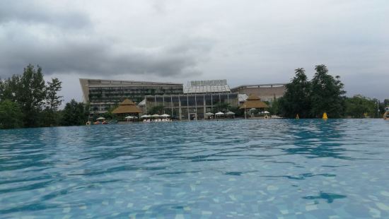 " style="color:#0066cc;cursor:pointer;">联系方式 眉山黑龙滩长岛天堂洲际酒店地处成都天府新区的眉山市仁寿县黑龙滩风景区,步行可至依山伴水而建的原住民渔村,体验川西民居小镇的独特魅力;驱车即可达四川省会成都市,至成都双流国际机场也非常便捷。 酒店是当地一家原生态国际奢华酒店,是黑龙滩长岛国家旅游度假中心项目的组成部分之一。为你的惬意居停量身打造了各种个性化的亲子设施,以及深入洞悉的洲际品牌特色服务。 南北楼共有四百余间洲际高级房及特色套房,室