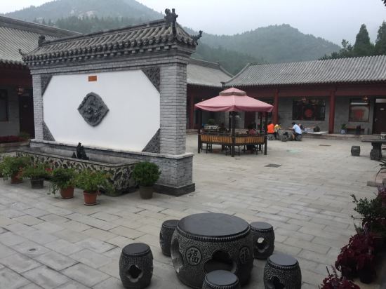 鼹鼠宝宝: 临时起意带娃登长城,为的就是位置方便。出高速到差不多野生动物园停车场那里,有路障不让前行,但说去客栈就放行了。外面大停车场10元一次,客栈门口很多停车位。老板告诉晚上六点多出去大停车场收费的就下班了,第二天离店时再找餐厅要个停车券。客栈很棒,主要是安静,空气好。赶上延庆第一场雪,门口一大片空地白白的,娃踩的很高兴。房间落地大窗,让娃看足缆车。空调、洗澡水都不错。电视频道我就记得有好几个卡通台。早餐没去,规定7:30-8:00的时间。午餐在下面停车场那里吃的李先生,吃完直接缆车上长城,连锁店还是