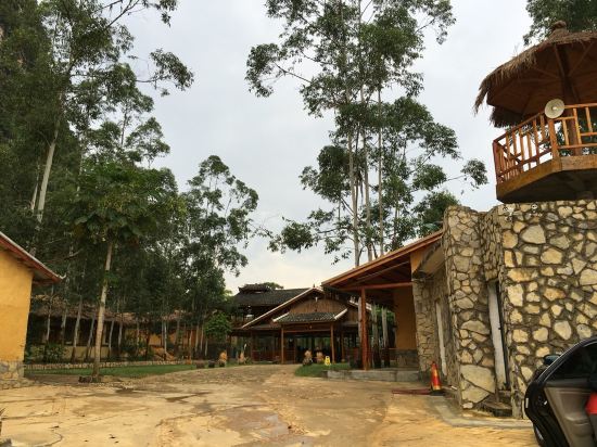 酒店回复: 尊敬的贵宾:您好!非常感谢您选择入住骆越自驾游营地,首先对于造成您本次入住中带来的不愉快,我们深表歉意。因靠近河边所以晚上稍微有点凉,所以非常抱歉!我们马上做调整,空调已采购,预计3月15日会完成空调的安装。营地为不同喜好的客人提供多种入住体验,入住过程中可以根据客人的喜好为客人调整至满意的房型,很抱歉没能及时给您推荐适合的房型,同时入住过程中有什么问题可以及时跟前台沟通,我们马上解决,保证大家的满意度,再次向您表达我们深深的歉意,我们也会不断改进,期待您的再次光临,同时也希望您能给我们一个机