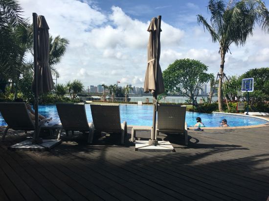 " style="color:#0066cc;cursor:pointer;">联系方式 海口华彩华邑酒店位于海口市旅游休闲度假区海口湾景观带,面朝风光旖旎的海口湾和壮观的世纪大桥,将琼州海峡与城市繁华尽收眼底。在岛中之岛海甸岛上,与海口老城区及商业中心约15分钟车程,让您在商旅之中全方位领略海口的魅力之所在。 酒店隶属于洲际酒店集团,一期两百余间客房和套房视野开阔,亲近自然而又不失奢华,可分别领略都市美景、自然园景或壮阔海景。酒店二期客房均为公寓式客房和套房,共七十余间,可赏海景或