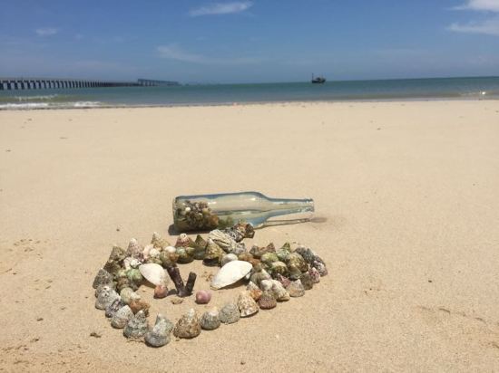 怎么说呢,这是非常棒的一次体验。客栈坐落在离海滩和蓝桥非常近的地方,每天只要想去5分钟就能溜达到过去,最棒的是这像私人海滩一般,无比的安静惬意,没有别人,没有烦乱的喧嚣,只有自己和眼前的大海耳边的海浪。要是时间多点,每天来看看海,听听海,钓钓鱼,跑跑步这才是面朝大海春暖花开的生活。 老板人很好,每天就能看见他无比开心的扫地拖地打扫卫生,每天起来看不见那种摆着一张臭脸的服务状态,瞬间就知道我没有在该死的城市里。老板干完活就会带着我们房客去那些旅游地图上没有,也很少有游客的地方去撒欢。潮水退了还带我们去赶海,