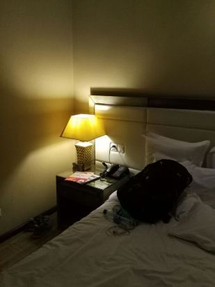 设备齐全挺好,两边的床头灯给你夜晚带来很多方便,浴室也很大,半个