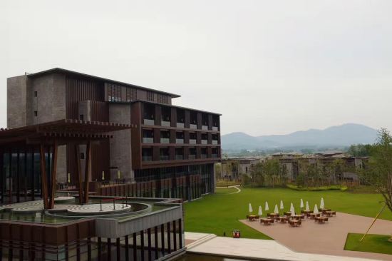 " style="color:#0066cc;cursor:pointer;">联系方式 涵田茅山半岛酒店位于江苏句容茅山5A级风景区车程5分钟处,占地2000多亩的茅山半岛风情小镇之中,建筑面积近4万平方米;酒店由一栋高档综合性主楼与二十栋豪华酒店别墅组成;景观怡人,设备齐全,24小时管家式专业服务。酒店的中餐厅、西餐厅及素食餐厅,涵田系列美味佳肴各具特色,定会让您的美食之旅完美无憾!无论是养生、度假、旅游、商务交通均十分便利。 涵田茅山半岛酒店倡导全年龄闲养度假理念,儿童、青中年、长者