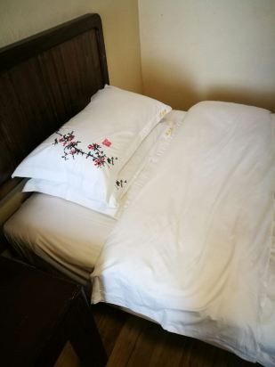 老板人热情,还贴心的送水果,送我们去车站,离徽州古城也不远,客栈临近