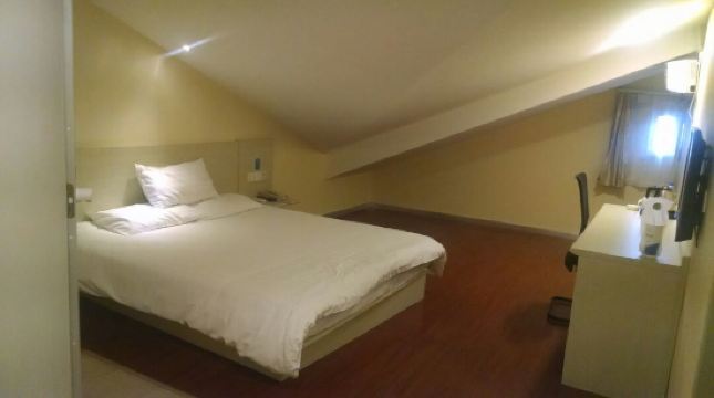 青岛大学附近有没有便宜的旅店,如家太贵了,我是个背包客,有么,急求!