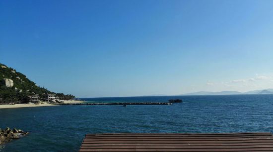 " style="color:#0066cc;cursor:pointer;">联系方式 分界洲岛海钓会所隶属于陵水环球旅业发展有限责任公司,坐落于美丽的热带岛屿-分界洲岛,国内首家5A级海岛型旅游景区,独特的地理位置,造就了分界洲岛迷人的热带气候及景观,被称为是浮在南海上的美丽遗世孤岛,海水洁净,提供潜水、海钓、海底潜艇观光、游艇、海豚表演、鲸鲨观光、住宿、餐饮、海岛婚礼等旅行服务。 分界洲岛被称为是心灵的分界岛、坠落红尘的天堂、一个可以发呆的地方。 小岛位