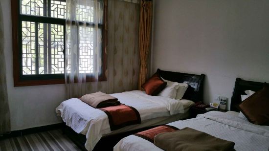 在九华街大悲殿里,禅…,九华山旃檀禅林九莲苑