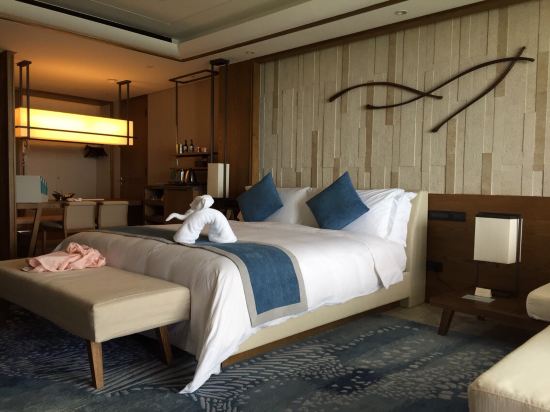 " style="color:#0066cc;cursor:pointer;">联系方式 三亚海棠湾天房洲际度假酒店地处国家海岸海棠湾海棠北路,坐拥碧海幼沙,绵延椰林,距离三亚市区约30公里。酒店毗邻三亚国际免税城,步行可达,入住酒店,提前预约,即可享受三亚免税城购物优惠,确保一站式畅享奢华购物之旅。 酒店占地15万平方米,如一条巨龙在海岸线傲世而立。设计主张清逸的现代海岛风情,3,000平方米开放式大堂,将南中国海景致一览无遗。两百余套客房配置卓越,基础房间88平米,精心雕琢的观景