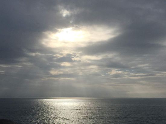 " style="color:#0066cc;cursor:pointer;">联系方式 分界洲岛海钓会所隶属于陵水环球旅业发展有限责任公司,坐落于美丽的热带岛屿-分界洲岛,国内首家5A级海岛型旅游景区,独特的地理位置,造就了分界洲岛迷人的热带气候及景观,被称为是浮在南海上的美丽遗世孤岛,海水洁净,提供潜水、海钓、海底潜艇观光、游艇、海豚表演、鲸鲨观光、住宿、餐饮、海岛婚礼等旅行服务。 分界洲岛被称为是心灵的分界岛、坠落红尘的天堂、一个可以发呆的地方。 小岛位于海
