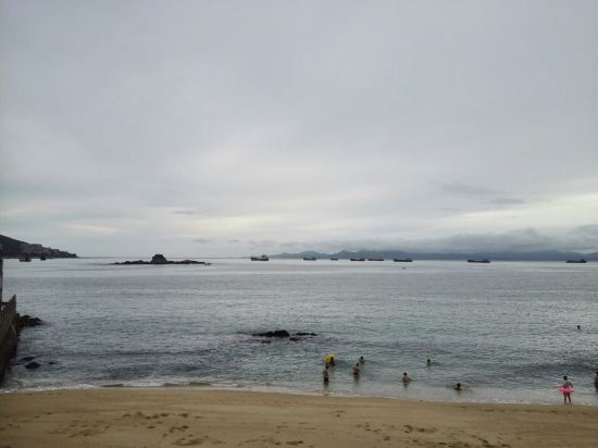 " style="color:#0066cc;cursor:pointer;">联系方式 深圳南澳巴厘岛海景酒店座落于深圳东部大鹏半岛企沙海岸线上,揽白沙碧海。酒店依山傍海而建与香港平州岛隔海相望,独特的园林设计、规划精致典雅,绿树红花掩映相伴,让您呼吸到大自然新鲜空气。这里远离都市喧嚣,让您心灵找到一片宁静,碧海、蓝天、沙滩构成一幅休闲浪漫的海岛自然风景画。酒店交通便利,有盐坝高速、盐排高速、360、833巴士连接深圳市区。 深圳南澳巴厘岛海景酒店设有由名厨主理的临海餐厅,在这里让