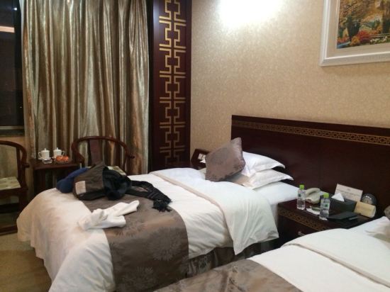 " style="color:#0066cc;cursor:pointer;">联系方式 威海铂丽斯国际大酒店交通便利,位于威海经济技术开发区交通枢纽位置,距离汽车站、高铁站约2公里,威海机场约30公里,威海客运码头约5公里。地理位置十分优越,是您商务出差、旅游度假的理想选择。 威海铂丽斯国际大酒店是山东安然纳米实业发展有限公司投资兴建的,是一家集住宿、餐饮、娱乐、商务、会议于一体的高档旅游涉外酒店,酒店内1800多平米的生态园和2000多平米的预应力采光顶成为中国之最,整座大厦设计新