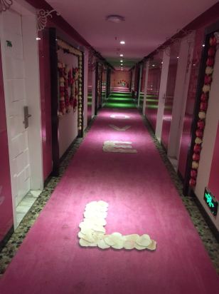 万爱情侣主题酒店(昆明南屏步行街店)预订价格,联系电话\位置地址【携程酒店】