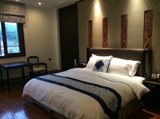 " style="color:#0066cc;cursor:pointer;">联系方式 溧阳天目湖南山竹海客栈(御水温泉精品酒店)依竹、伴泉,万亩竹海脚下。 客栈位于中国十大温泉之侧,绝佳的生态环境,得天独厚的地理位置,3分钟可步行到达两大景区,省心舒心,去泡个温泉也十分便捷。 客栈周边有竹海夜市、夜南山、越阑珊,古色古香民居风貌,气息浓郁,手工作坊和传统商铺各具特色,特色展馆琳琅满目,旅途之余提供全方位休闲娱乐。 这里是江南民居、隐逸竹景、小资格调,有百余间竹