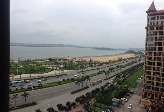 " style="color:#0066cc;cursor:pointer;">联系方式 防城港金潮海景酒店位于广西经济发展的核心区域北部湾经济开发区之核心城市防城港,这是一个海在城中、城在海中的滨海旅游城市。金潮海景酒店是鸟瞰防城港西湾海景的理想地段,周边分布超市、餐饮、酒吧、车站,地理位置优越,交通便捷。 防城港金潮海景酒店拥有多档次客房,客房配有空调、有线电视、24小时热水系统、程控电话、互联网,是社会各界亲朋好友商务洽谈、休闲度假的理想选择。酒店设施齐全,为宾客带来各类人性化的