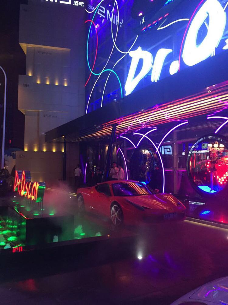 这个点只能找宵夜了,跟当地人打听了一下,不远就是酒吧一条街,我们找