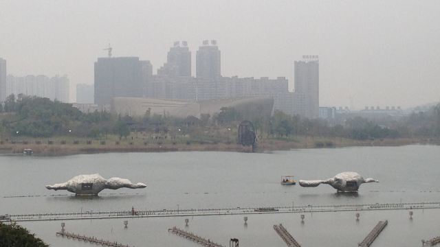 2017年元旦去了天兴潭。这里不能称之为景区,因为没有开发,只是建了几个辅助设施,而且没建成中途烂尾了。位于南湖里面,得难找,在导航系统里也没标识。我们也是误打误撞进去的。当时是沿湖兜风,过了丰潭电站和水库一直得山上开,山势险峻,路面狭窄难行,快到山顶处有一个封住的路口,这就是天兴潭路口,需要从边上爬进去。它在丰潭水库尾部,水清如玉,在一峡谷中,两侧险峻幽深,里面有一大瀑布,从外面是看不见的。有三个水潭,当地人叫三个龙潭。真有龙潭虎穴之感!