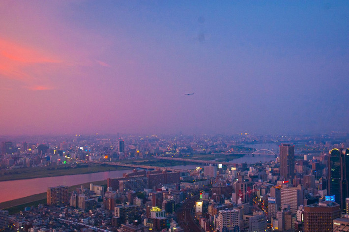 梅田天空之城 梅田看夜景是不错的, 原本想看夕阳但太阳下山的速度真