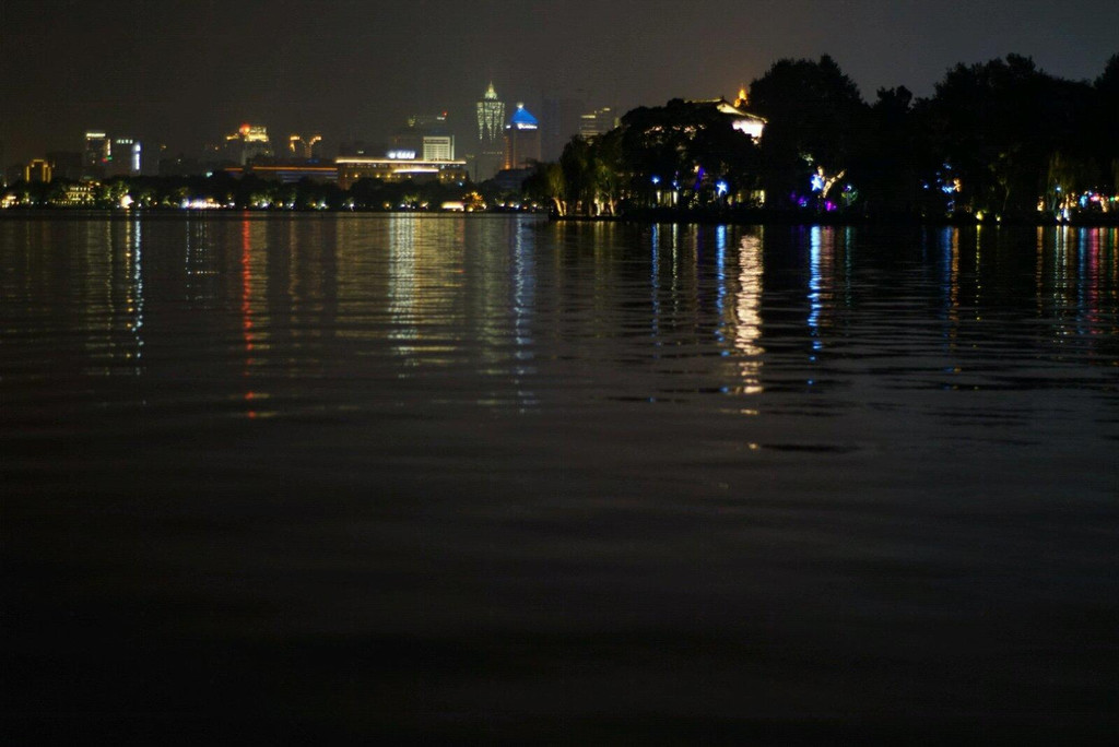              西湖边的夜景,湖边