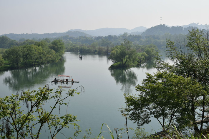            京口瓜洲一水间,钟山