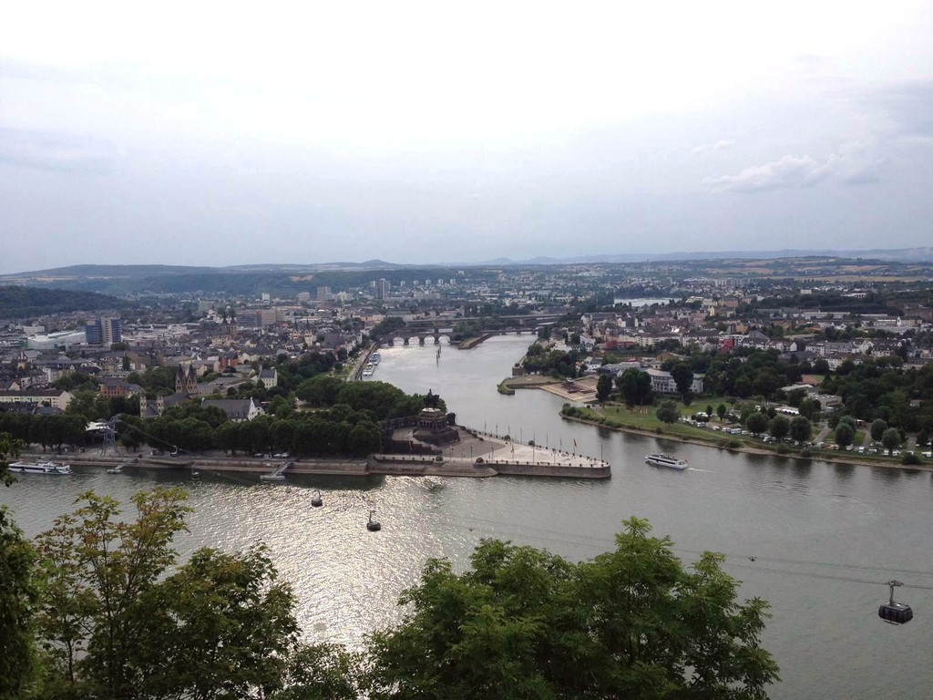 城堡眺望 著名的德意志角(deutsches eck) 莱茵河,摩泽尔河的交汇处