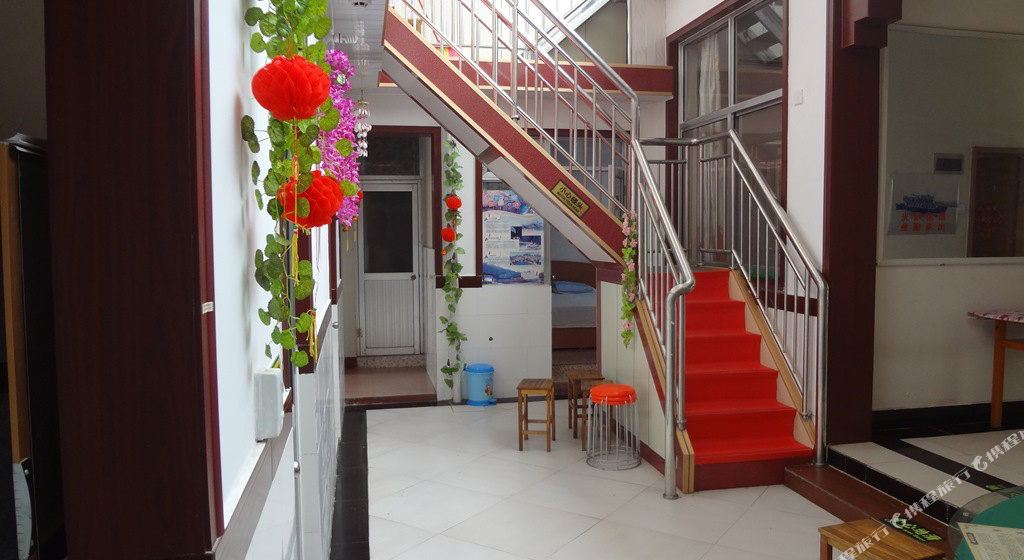 " style="color:#0066cc;cursor:pointer;">联系方式 日照佳讯渔家位于吴家台民俗旅游度假村,紧邻日照海滨国家森林公园和第四浴场,东靠沿海公路,西靠北海路,地理位置优越。 日照佳讯渔家设有多种房型供您选择,房间明净规整、舒适温馨,房内设有空调、电视、独立卫浴等,满足您出行在外的生活所需。渔家还设有餐厅,可为您烹饪活海鲜、农家绿色蔬菜等,让您一饱口福。 在这里可以赶海,挖小螃蟹,挖嘎啦,捡小海螺,捡海星,享受无穷的乐趣,还可以坐船捕鱼,游览大海的美景。日