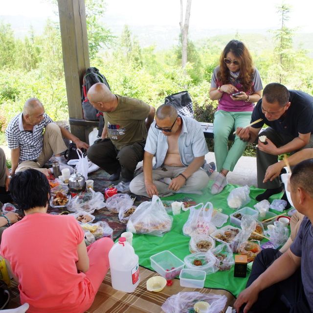 吃完饭,大家开始喝茶,聊天.