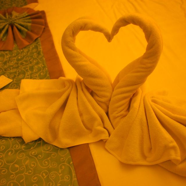 似乎普吉岛的酒店都喜欢折毛巾呢,缺了几片玫瑰花~不过还是很美