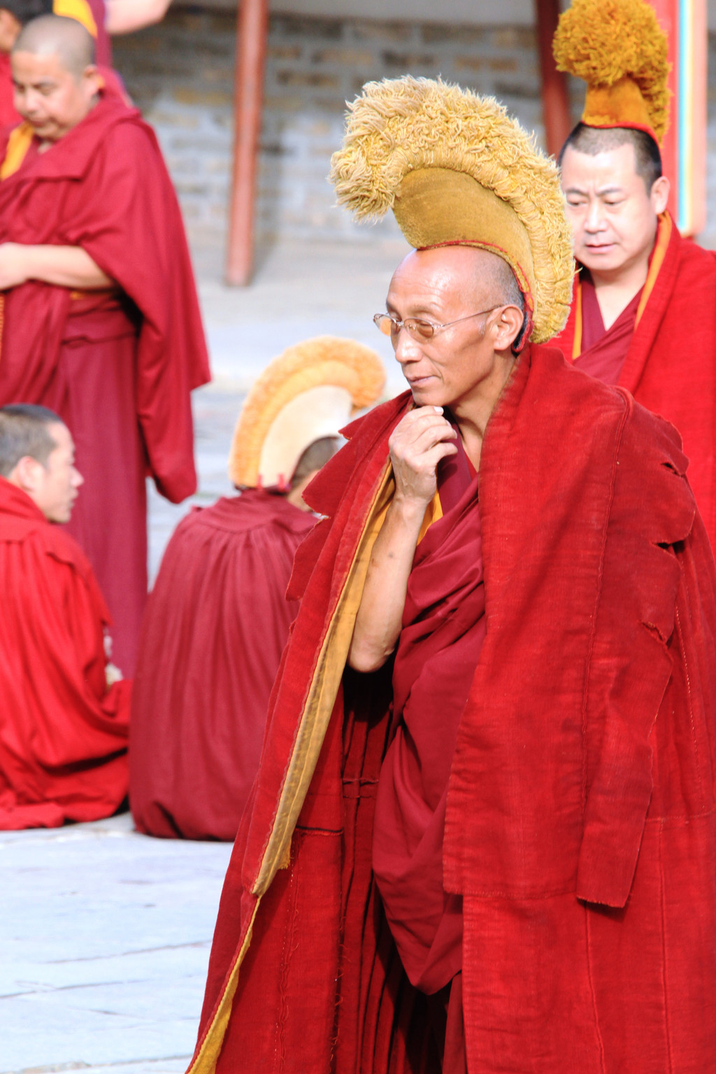 来回,对身边发生的一切仿佛完全看不到 ↓↓4点多钟僧人们陆续来了