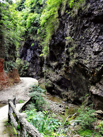 香纸沟——沟谷清幽,溪水长流.