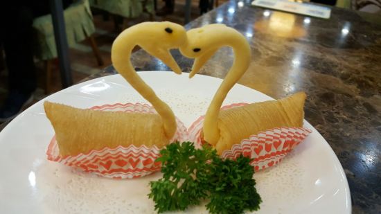 日月双塔和象鼻山等景点都可步行.周边有椿记烧鹅 阿甘酒家 桂林名吃.