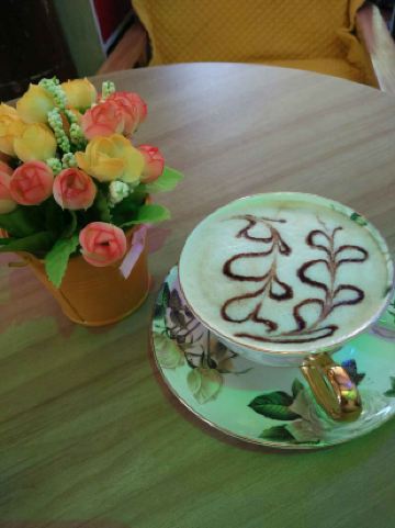 木府别院客栈在古城木府旁,挺好找,前边是咖啡厅,后边是个小院子,房间