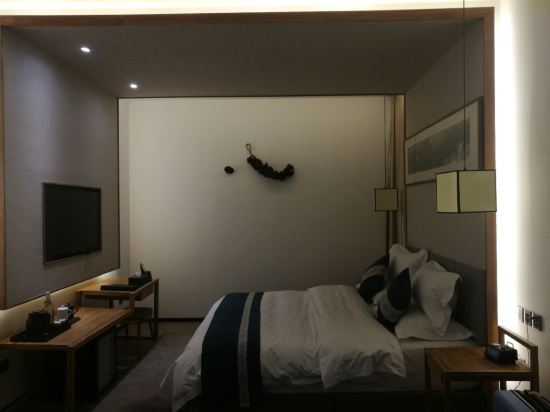 服务员很热情,最主要是酒店后院出去就是大明湖哦.