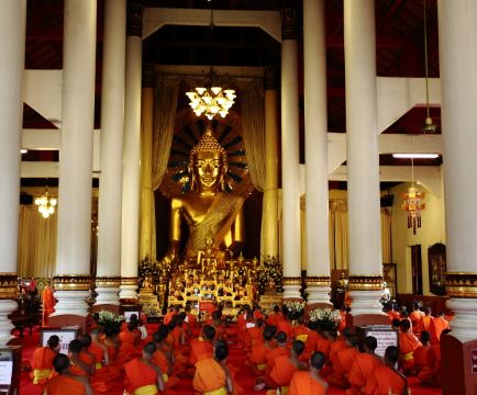 认真诵经的僧人