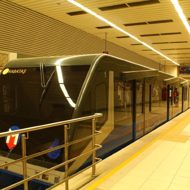 形似地铁的缆车,全程在地下运行