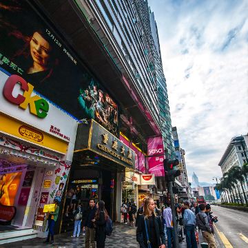 重庆大厦下的洋妞